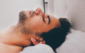 Czy chrapanie może prowadzić do bezdechu sennego?
